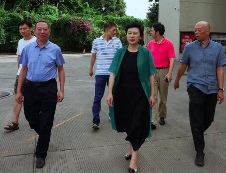 成都市文化廣電旅游局多央娜姆局長(zhǎng)到成都市文化藝術(shù)學(xué)校調(diào)研