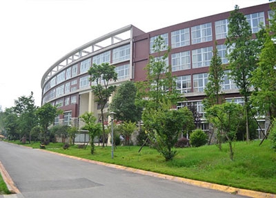 重慶市華繡服裝中等專業(yè)學(xué)校是民辦學(xué)校還是公辦學(xué)校？