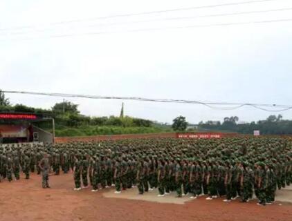 軍旗飄飄、青春飛揚(yáng)——四川交通運(yùn)輸職業(yè)學(xué)校2019級新生軍訓(xùn)風(fēng)采