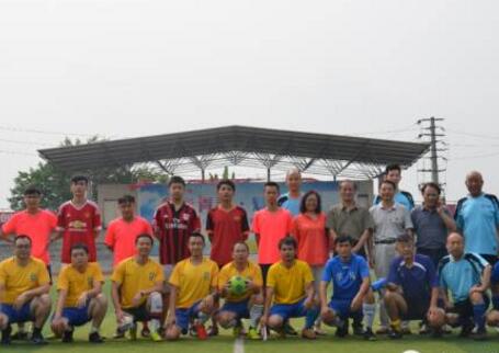 中鐵二局足球隊(duì)來(lái)訪成都鐵路工程學(xué)校，雙方共獻(xiàn)精彩比賽。
