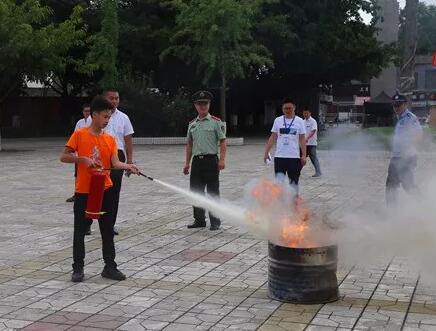 成都指南針職業(yè)技術學校成功舉行消防滅火實操演練活動