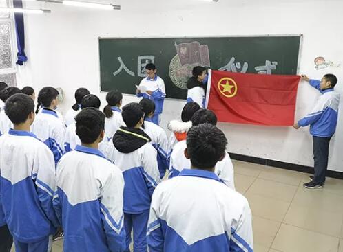 “青春獻祖國永遠跟黨走”——記四川托普計算機職業(yè)學(xué)校新團員入團宣誓儀式