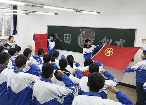 “青春獻祖國永遠跟黨走”——記四川托普計算機職業(yè)學(xué)校新團員入團宣誓儀式