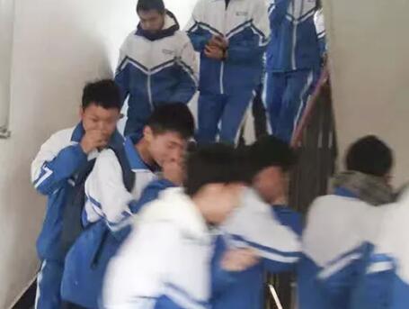 【學(xué)會(huì)逃生我們?cè)谛袆?dòng)】——四川托普計(jì)算機(jī)職業(yè)學(xué)校組織師生進(jìn)行消防演練