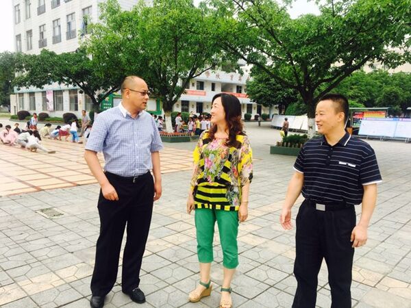 成都醫(yī)學院領導走訪慰問新都區(qū)小學、幼兒園
