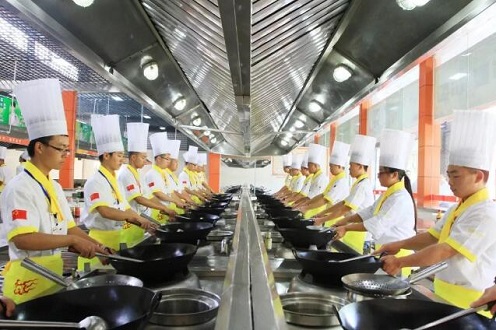 初中畢業(yè)學(xué)什么好？到成都烹飪學(xué)校學(xué)廚師，技能學(xué)歷雙豐收！