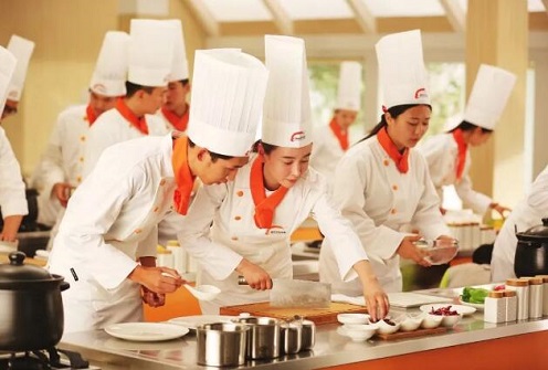 初中畢業(yè)學(xué)什么好？到成都烹飪學(xué)校學(xué)廚師，技能學(xué)歷雙豐收！