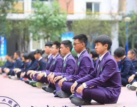 讓家長(zhǎng)放心的一所職業(yè)學(xué)?！啥既A商理工職業(yè)學(xué)校