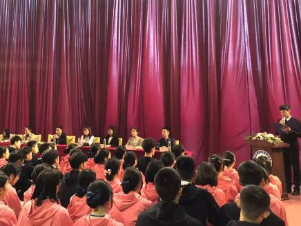 祝賀成都華大醫(yī)藥衛(wèi)生學(xué)校2019屆團(tuán)委.學(xué)生會(huì)干部培訓(xùn)班順利開(kāi)班