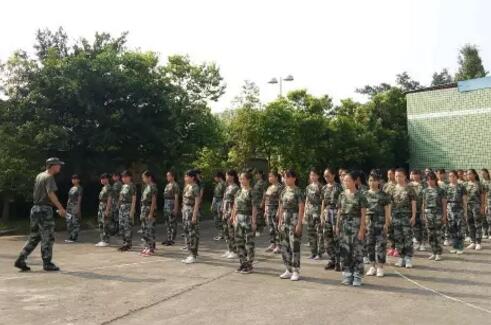 四川華西衛(wèi)生學(xué)校新生軍訓(xùn)風(fēng)采|華西衛(wèi)校新生軍訓(xùn)掠影