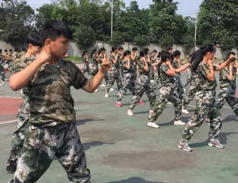 四川華西衛(wèi)生學(xué)校新生軍訓(xùn)風(fēng)采|華西衛(wèi)校新生軍訓(xùn)掠影