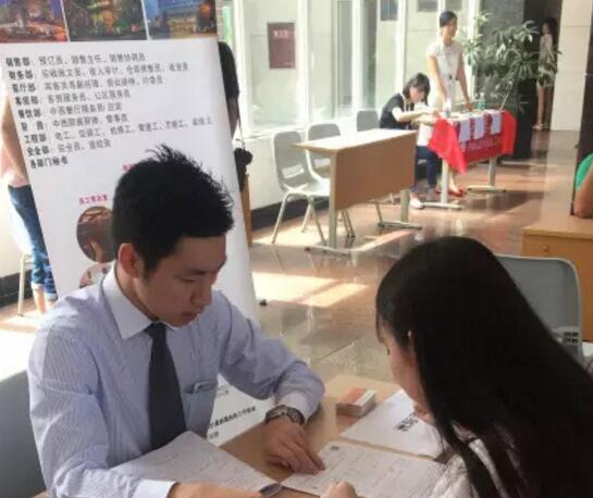 四川省旅游學校旅游管理系雙選會面試現(xiàn)場直擊圖片
