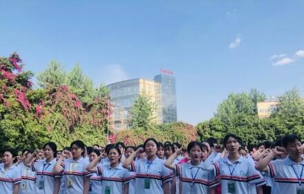 成都華大醫(yī)藥衛(wèi)生學(xué)校新團(tuán)員入團(tuán)宣誓儀式圓滿落幕！