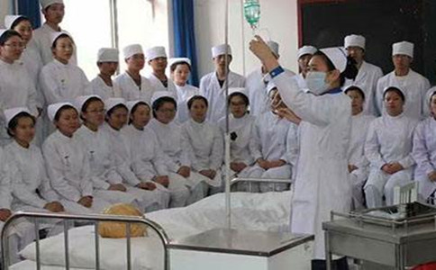 報讀成都衛(wèi)校入學(xué)以后還可以換專業(yè)嗎