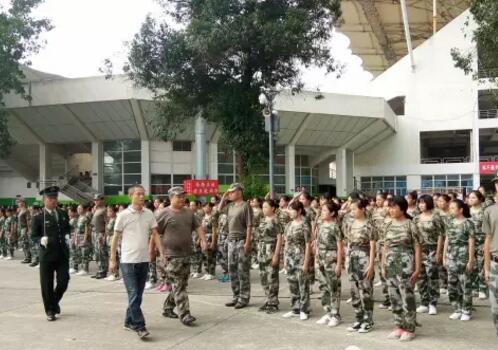 四川華西衛(wèi)生學(xué)校(華西衛(wèi)校)新生軍訓(xùn)匯報表演及總結(jié)大會