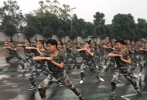 四川華西衛(wèi)生學(xué)校(華西衛(wèi)校)新生軍訓(xùn)匯報表演及總結(jié)大會