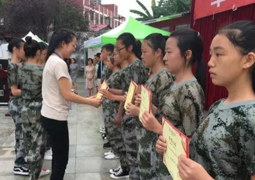 四川華西衛(wèi)生學(xué)校(華西衛(wèi)校)新生軍訓(xùn)匯報表演及總結(jié)大會
