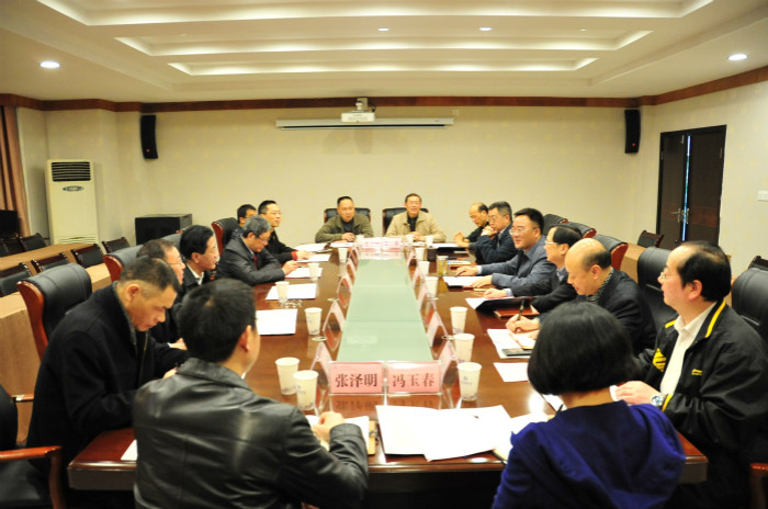 成都工業(yè)學(xué)院來我?？疾旖涣? /></p></p>
<p>　　張勇代表學(xué)校對(duì)李勁松一行表示熱烈歡迎。座談會(huì)上，兩校分別簡要介紹了各自辦學(xué)歷史和發(fā)展現(xiàn)狀，并達(dá)成一致意見：兩校雖然辦學(xué)性質(zhì)不同，但可以保持良好的合作關(guān)系，發(fā)揮雙方<strong>專業(yè)</strong>學(xué)科優(yōu)勢，在醫(yī)療產(chǎn)業(yè)信息化等方面有所合作創(chuàng)新。希望兩校間能夠繼續(xù)加強(qiáng)深入<a href=