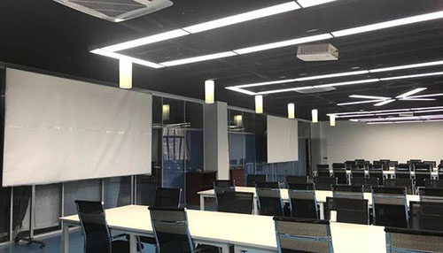 重慶電子工程職業(yè)學院電子商務專業(yè)混合式學習智慧教室