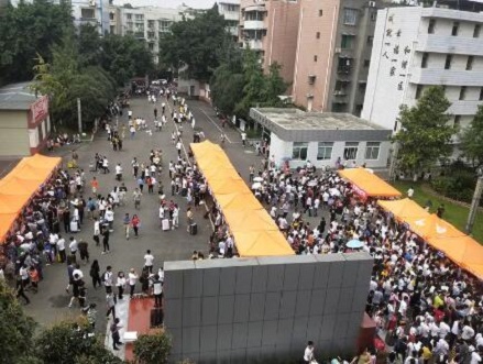 歡迎您，新同學(xué)！成都天府新區(qū)職業(yè)學(xué)校新生報(bào)到現(xiàn)場(chǎng)火爆!