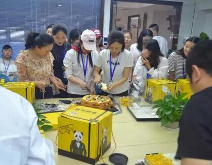 成都巴蜀職業(yè)技能培訓學校員工集體生日會