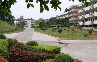  成都市溫江區(qū)燎原職業(yè)技術(shù)學(xué)校是民辦學(xué)校還是公辦學(xué)校？