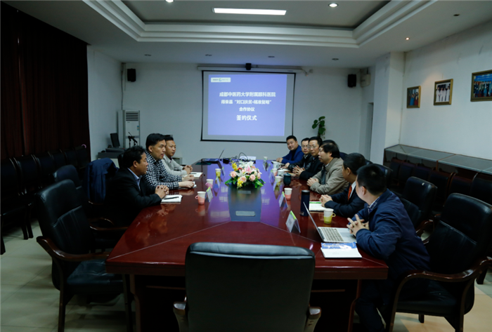 眼科學院/附屬銀海眼科醫(yī)院與得榮縣人民醫(yī)院簽訂眼科援助托管協(xié)議