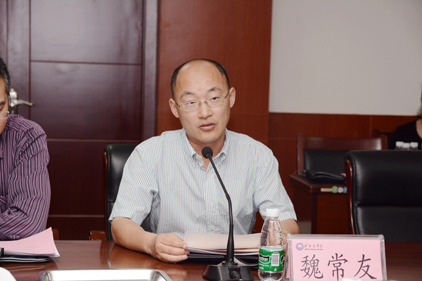 新當(dāng)選的黨外知識(shí)分子聯(lián)誼會(huì)會(huì)長魏常友發(fā)言
