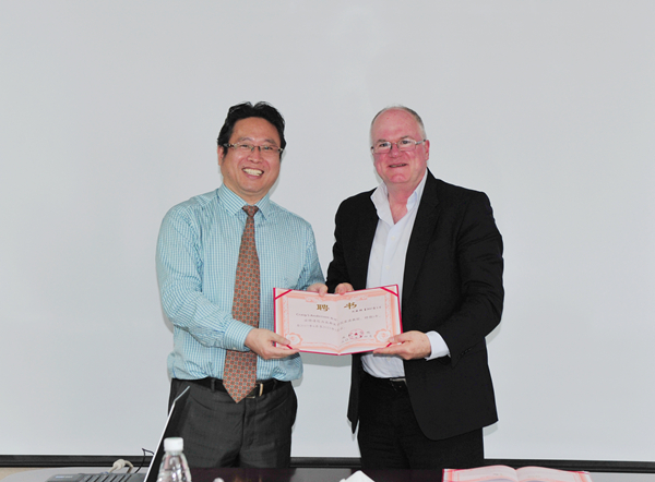 樊均明院長向Anderson教授頒發(fā)聘書