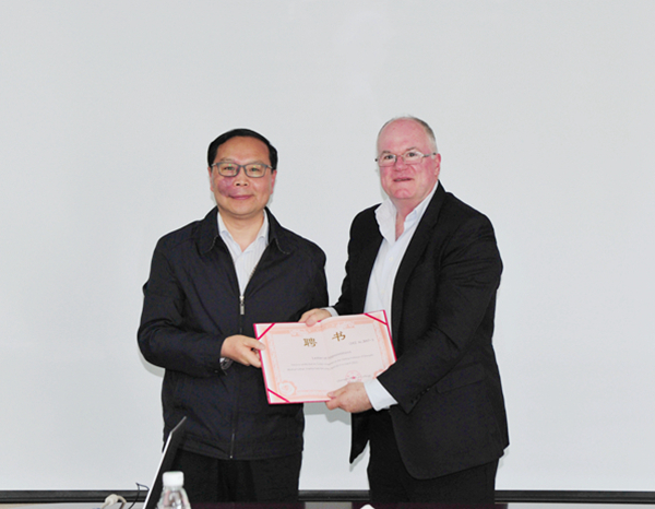 卯輝副院長向Anderson教授頒發(fā)聘書