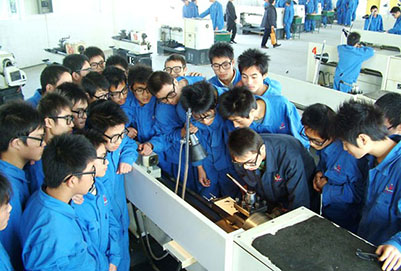 三臺(tái)劉營職中鄧軍老師進(jìn)行普通車床操作演示