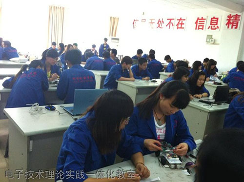重慶科創(chuàng)職業(yè)學(xué)院電子技術(shù)理論實(shí)踐一體化教室