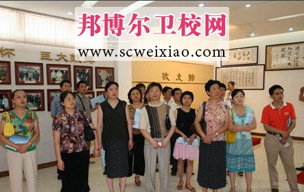 領(lǐng)導(dǎo)蒞臨貴陽中醫(yī)學(xué)院時(shí)珍學(xué)院參觀