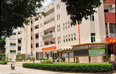  成都石化工業(yè)學(xué)校是民辦學(xué)校還是公辦學(xué)校？