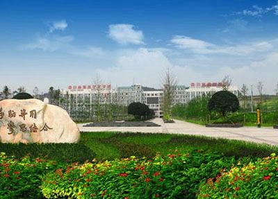  成都大彎中學(xué)是民辦學(xué)校還是公辦學(xué)校？