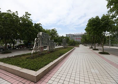  成都石室中學(xué)(高中部)是民辦學(xué)校還是公辦學(xué)校？
