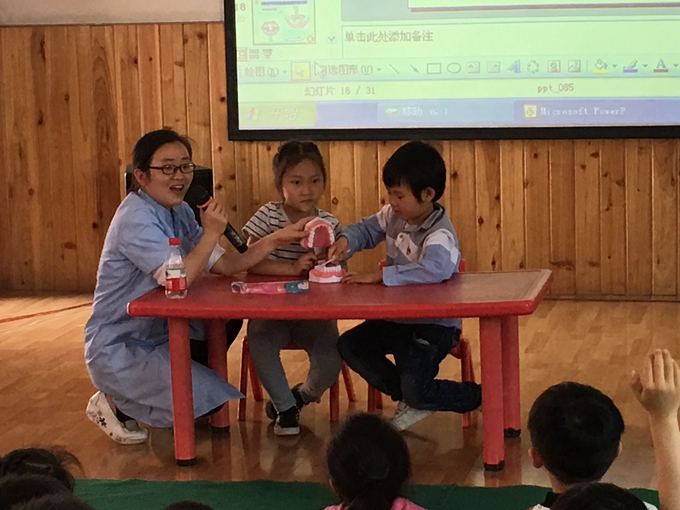  幼兒園大班開展“愛牙、護(hù)牙知識講座”活動