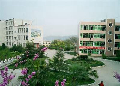  成都新華中學(xué)是民辦學(xué)校還是公辦學(xué)校？