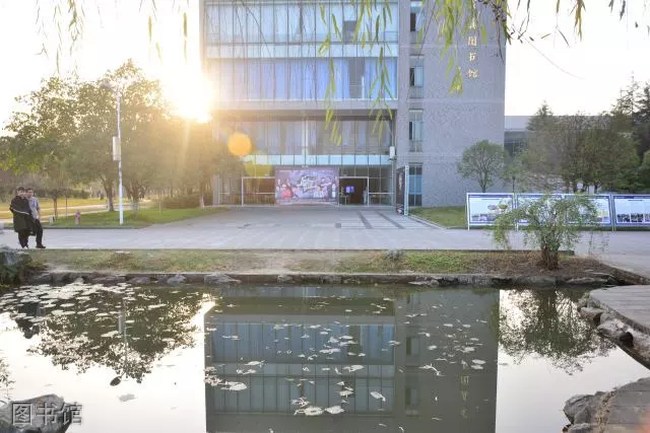 成都現(xiàn)代職業(yè)學(xué)院圖書館