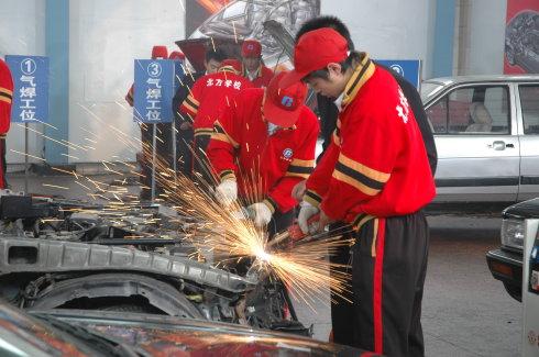 學(xué)習(xí)汽修，參加汽車美容培訓(xùn)，就到成都汽修