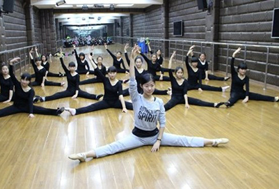 四川省屏山縣職業(yè)技術(shù)學(xué)校前教育專業(yè)學(xué)生舞蹈課