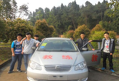 宜賓縣柳嘉職業(yè)技術(shù)學(xué)校汽車駕駛實訓(xùn)
