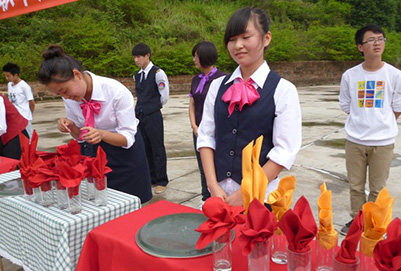 宜賓縣柳嘉職業(yè)技術(shù)學(xué)校學(xué)生餐巾折花比賽