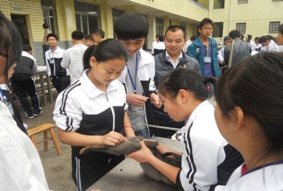 宜賓縣柳嘉職業(yè)技術(shù)學(xué)校對(duì)兔進(jìn)行體溫測(cè)定