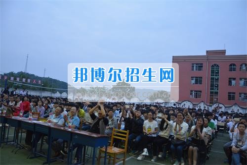 　　我校隆重舉行2020年預(yù)備班學(xué)生“各展所長(zhǎng)，揚(yáng)帆起航”文藝匯演  　　為了豐富同學(xué)們的課余生活，提高同學(xué)們的文藝素養(yǎng)，增強(qiáng)班級(jí)間的凝聚力和親和力。6月2日晚，我校在球類(lèi)運(yùn)動(dòng)場(chǎng)舉辦了預(yù)備班“各展所長(zhǎng)，揚(yáng)帆起航”學(xué)生文藝匯演，全體預(yù)備班學(xué)生和職高部學(xué)生共800多名以及20多名教職工觀看了演出。  　　此次文藝匯演的節(jié)目?jī)?nèi)容形式多樣、內(nèi)容豐富，激情的開(kāi)場(chǎng)舞——《GOODBOY》中拉開(kāi)了帷幕，伴隨著一陣陣掌聲，歌舞、小品、朗誦、相聲等精心準(zhǔn)備的22個(gè)精彩的節(jié)目為觀眾呈現(xiàn)了一道豐富的視聽(tīng)盛宴，最后全體師生齊唱的《難忘今宵》把本場(chǎng)文藝匯演推向了高潮，掌聲和歡呼聲此起彼伏，臺(tái)上臺(tái)下成了一片激情四溢的海洋，本場(chǎng)文藝匯演畫(huà)上了圓滿的句號(hào)。  　　此次文藝匯演演出的成功舉辦，充分彰顯了我校預(yù)備班學(xué)生的個(gè)性，讓預(yù)備班學(xué)生充分感受到育才職高的魅力。
