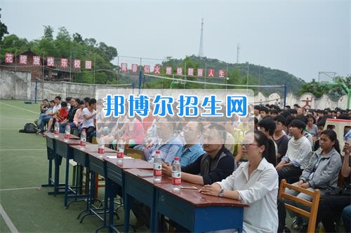 　　我校隆重舉行2020年預(yù)備班學(xué)生“各展所長(zhǎng)，揚(yáng)帆起航”文藝匯演  　　為了豐富同學(xué)們的課余生活，提高同學(xué)們的文藝素養(yǎng)，增強(qiáng)班級(jí)間的凝聚力和親和力。6月2日晚，我校在球類(lèi)運(yùn)動(dòng)場(chǎng)舉辦了預(yù)備班“各展所長(zhǎng)，揚(yáng)帆起航”學(xué)生文藝匯演，全體預(yù)備班學(xué)生和職高部學(xué)生共800多名以及20多名教職工觀看了演出。  　　此次文藝匯演的節(jié)目?jī)?nèi)容形式多樣、內(nèi)容豐富，激情的開(kāi)場(chǎng)舞——《GOODBOY》中拉開(kāi)了帷幕，伴隨著一陣陣掌聲，歌舞、小品、朗誦、相聲等精心準(zhǔn)備的22個(gè)精彩的節(jié)目為觀眾呈現(xiàn)了一道豐富的視聽(tīng)盛宴，最后全體師生齊唱的《難忘今宵》把本場(chǎng)文藝匯演推向了高潮，掌聲和歡呼聲此起彼伏，臺(tái)上臺(tái)下成了一片激情四溢的海洋，本場(chǎng)文藝匯演畫(huà)上了圓滿的句號(hào)。  　　此次文藝匯演演出的成功舉辦，充分彰顯了我校預(yù)備班學(xué)生的個(gè)性，讓預(yù)備班學(xué)生充分感受到育才職高的魅力。