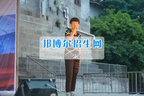 　　我校隆重舉行2020年預(yù)備班學(xué)生“各展所長(zhǎng)，揚(yáng)帆起航”文藝匯演  　　為了豐富同學(xué)們的課余生活，提高同學(xué)們的文藝素養(yǎng)，增強(qiáng)班級(jí)間的凝聚力和親和力。6月2日晚，我校在球類(lèi)運(yùn)動(dòng)場(chǎng)舉辦了預(yù)備班“各展所長(zhǎng)，揚(yáng)帆起航”學(xué)生文藝匯演，全體預(yù)備班學(xué)生和職高部學(xué)生共800多名以及20多名教職工觀看了演出。  　　此次文藝匯演的節(jié)目?jī)?nèi)容形式多樣、內(nèi)容豐富，激情的開(kāi)場(chǎng)舞——《GOODBOY》中拉開(kāi)了帷幕，伴隨著一陣陣掌聲，歌舞、小品、朗誦、相聲等精心準(zhǔn)備的22個(gè)精彩的節(jié)目為觀眾呈現(xiàn)了一道豐富的視聽(tīng)盛宴，最后全體師生齊唱的《難忘今宵》把本場(chǎng)文藝匯演推向了高潮，掌聲和歡呼聲此起彼伏，臺(tái)上臺(tái)下成了一片激情四溢的海洋，本場(chǎng)文藝匯演畫(huà)上了圓滿的句號(hào)。  　　此次文藝匯演演出的成功舉辦，充分彰顯了我校預(yù)備班學(xué)生的個(gè)性，讓預(yù)備班學(xué)生充分感受到育才職高的魅力。
