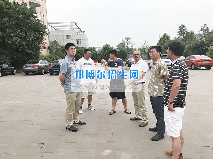 南充電子工業(yè)學(xué)校召開學(xué)校安全穩(wěn)定暨隱患大排查大整治專項(xiàng)工作會議