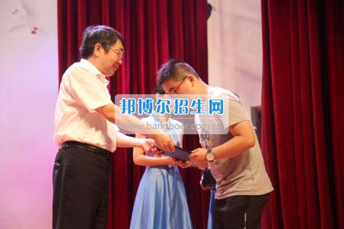 2017屆學(xué)生畢業(yè)典禮暨優(yōu)秀畢業(yè)生表彰大會(huì)