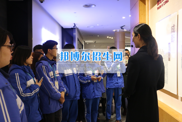 成都市洞子口職業(yè)高級(jí)中學(xué)舉行“成都，因我更美麗”主題開學(xué)典禮